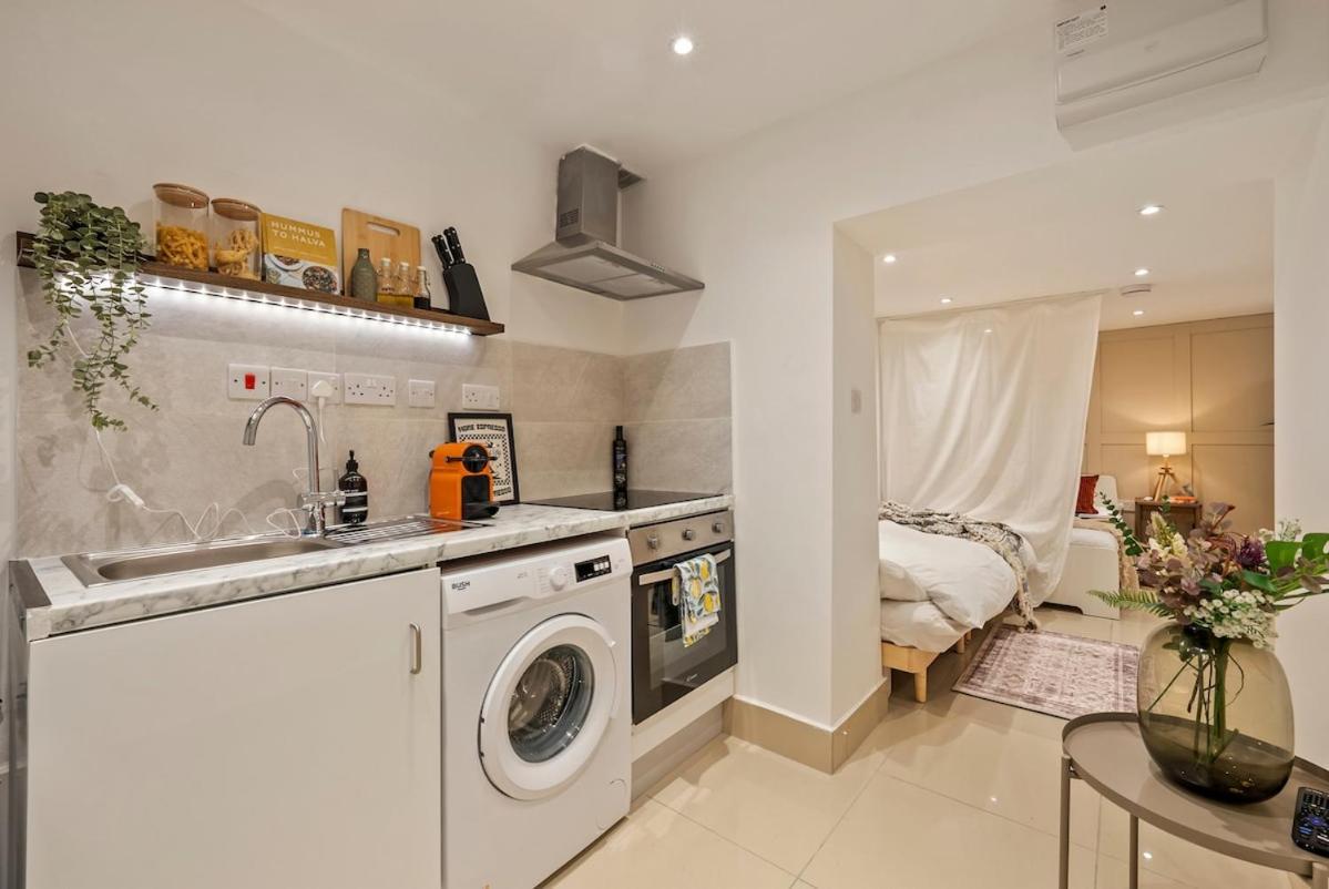 Chic Hideaway In Little Venice London