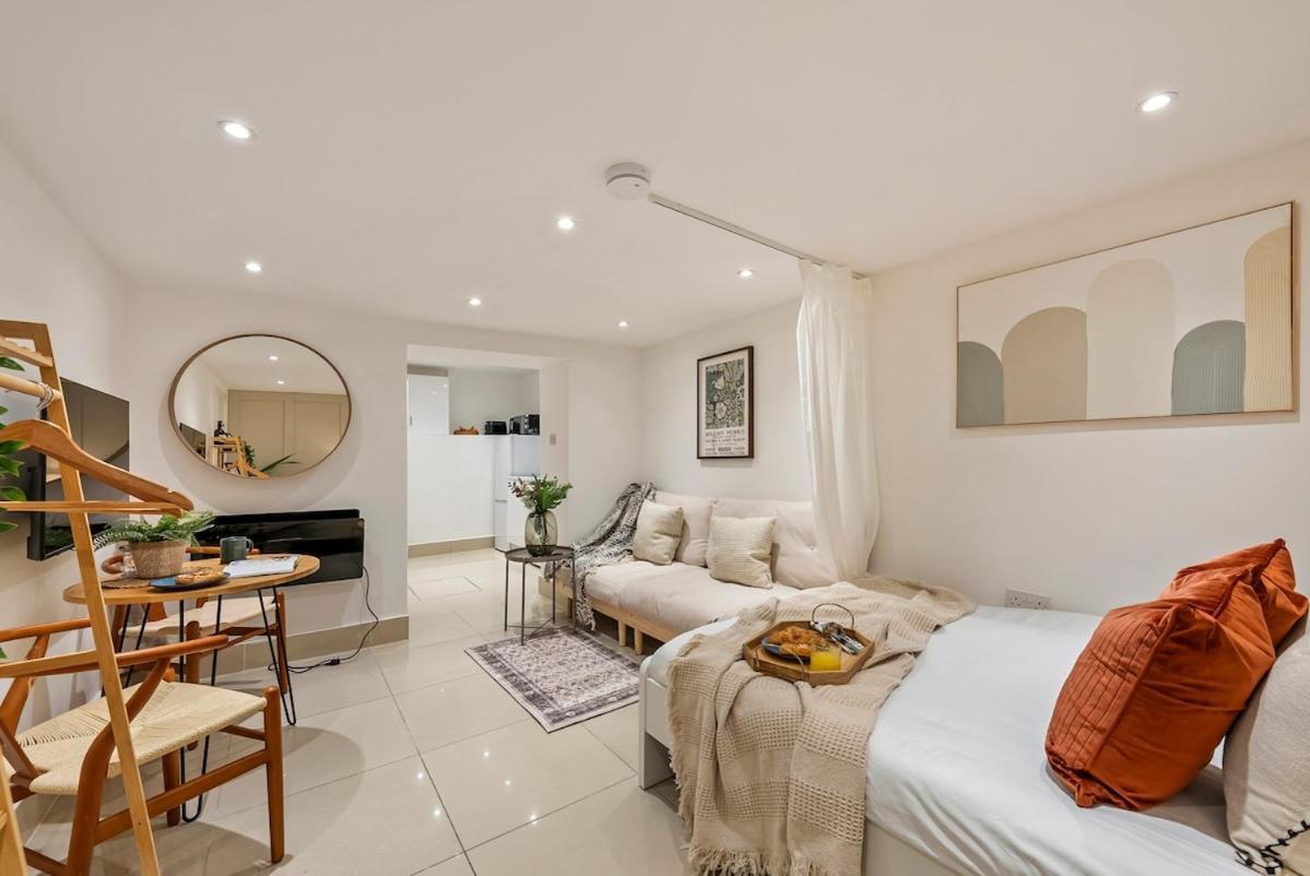 Chic Hideaway In Little Venice Apartment London